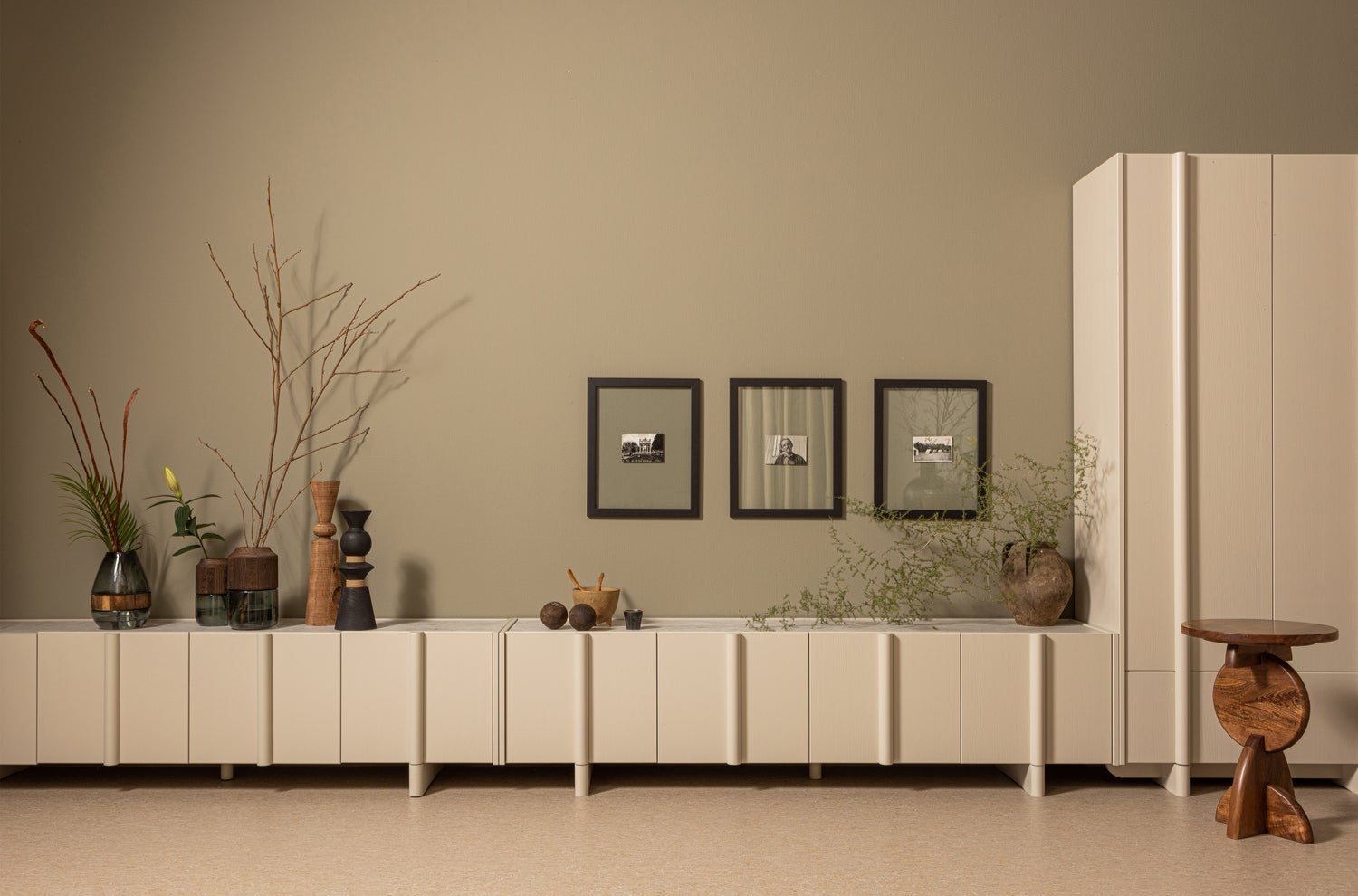 Meuble TV 4 portes en bois de pin Basu 53x200 cm