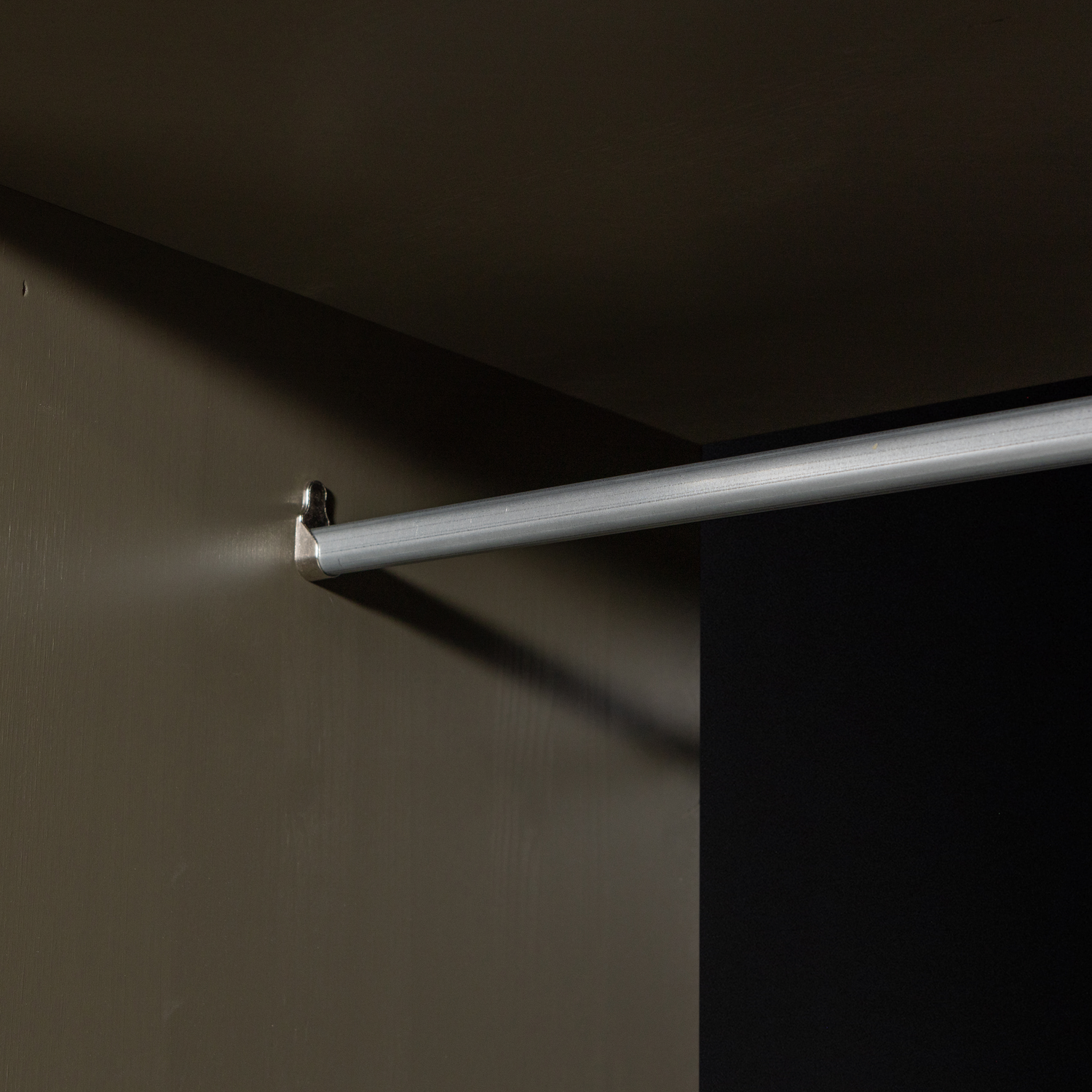 Armadio/cappottiera 6 ante 1 cassetto in pino verde Alfie 210x160cm