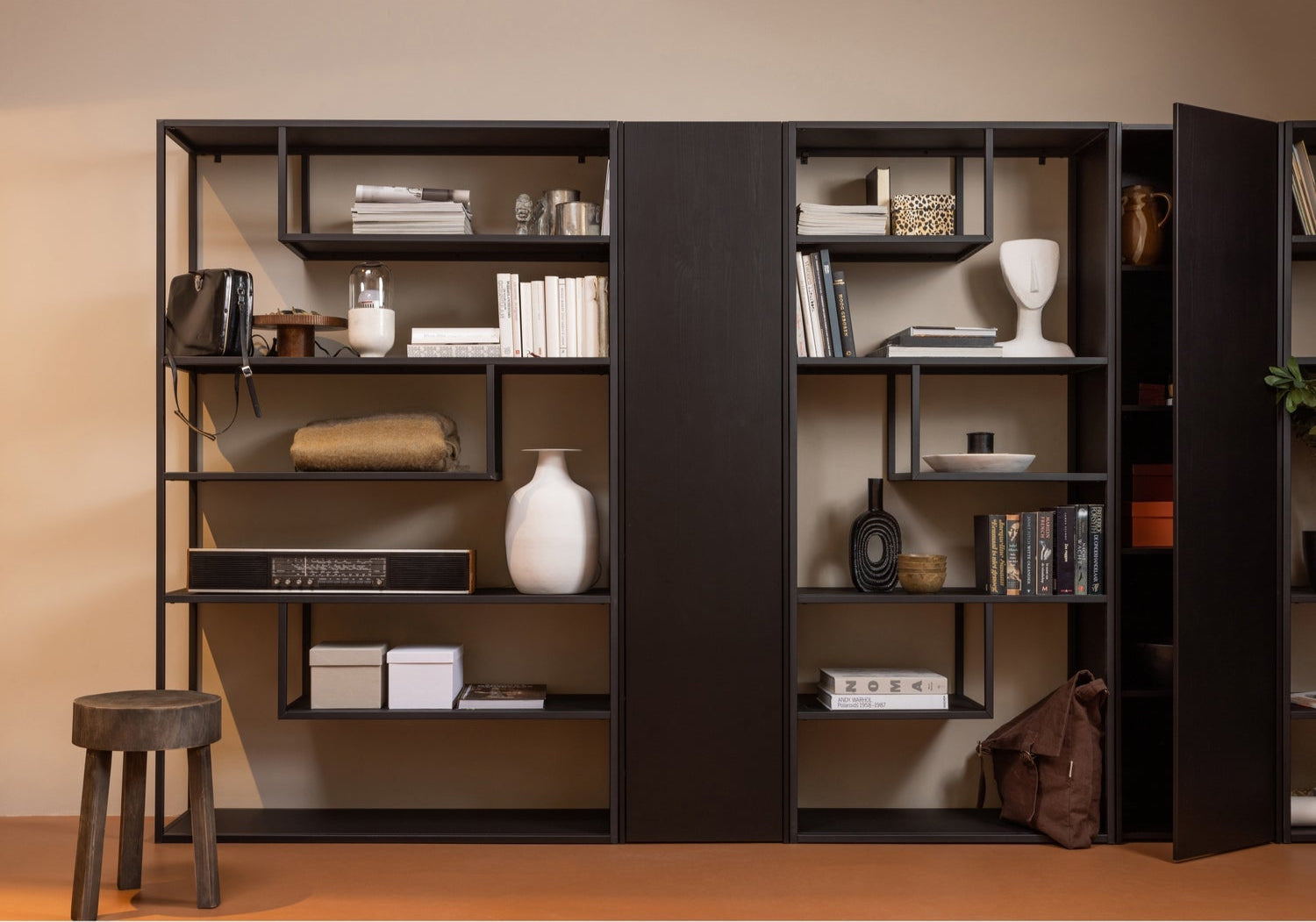 Buffet 1 porte en bois de pin noir mat Teun 188x44 cm