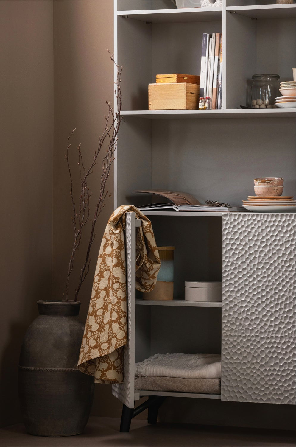 Credenza 2 ante in legno di mango grigio nebbia Carved 200x90 cm