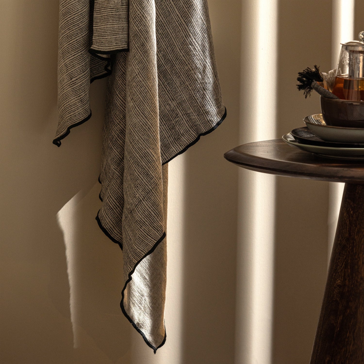 Table basse en bois de manguier noyer Posture