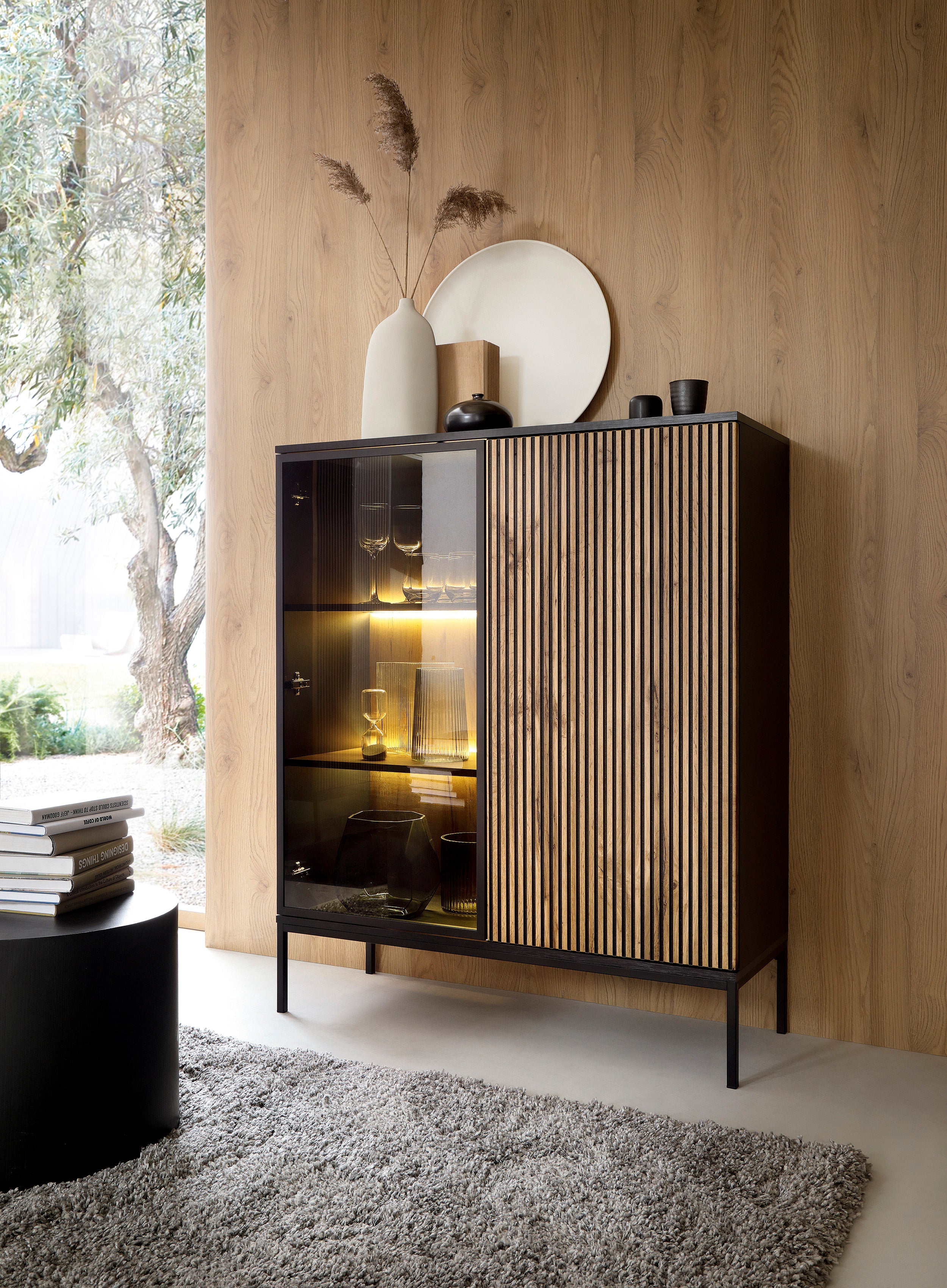 Vitrine 2 portes avec LED intégrées noir et chêne Aura 104x126 cm