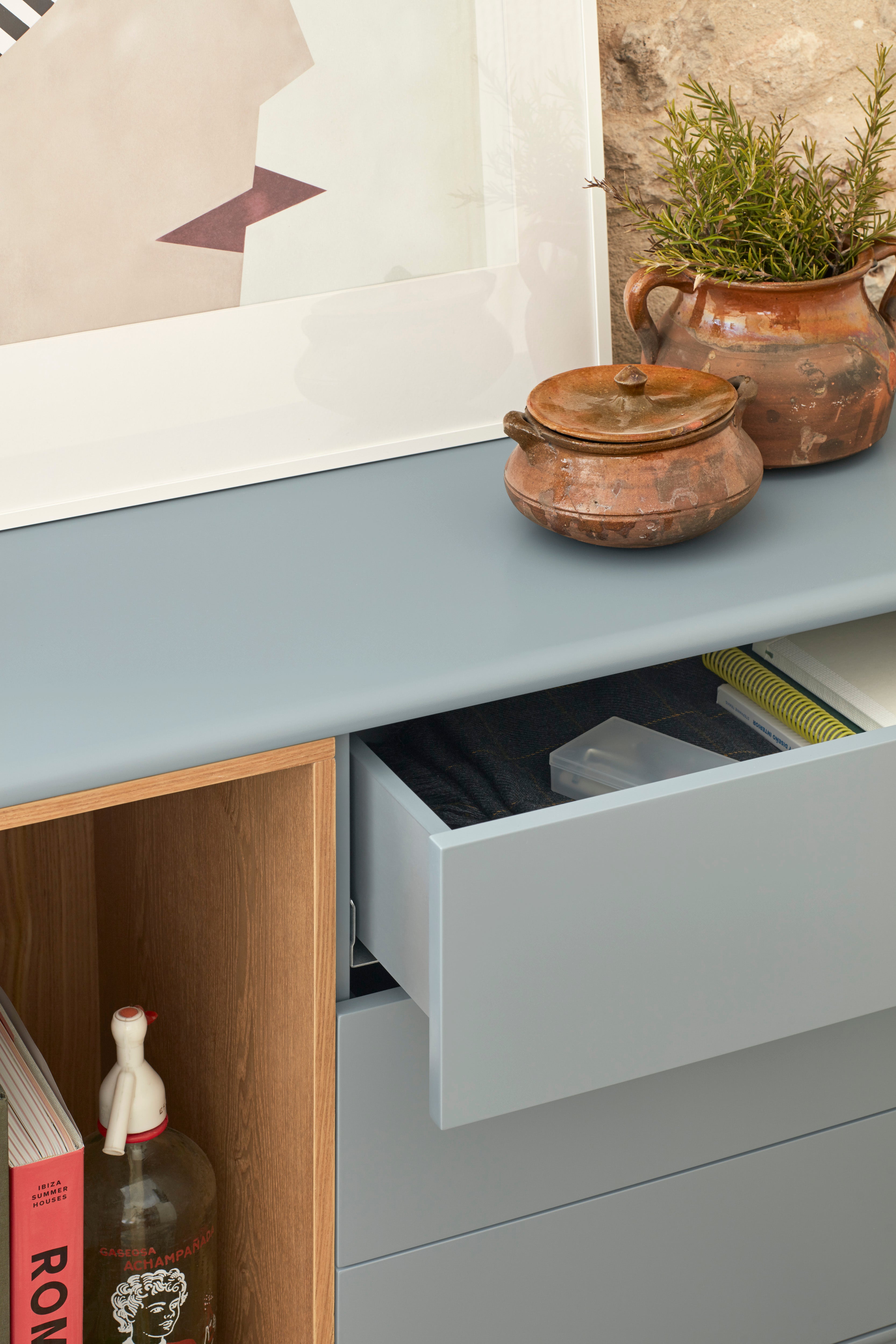 Buffet 3 tiroirs 1 porte 140x40 cm Corvo de Teulat en bois massif laqué gris perle