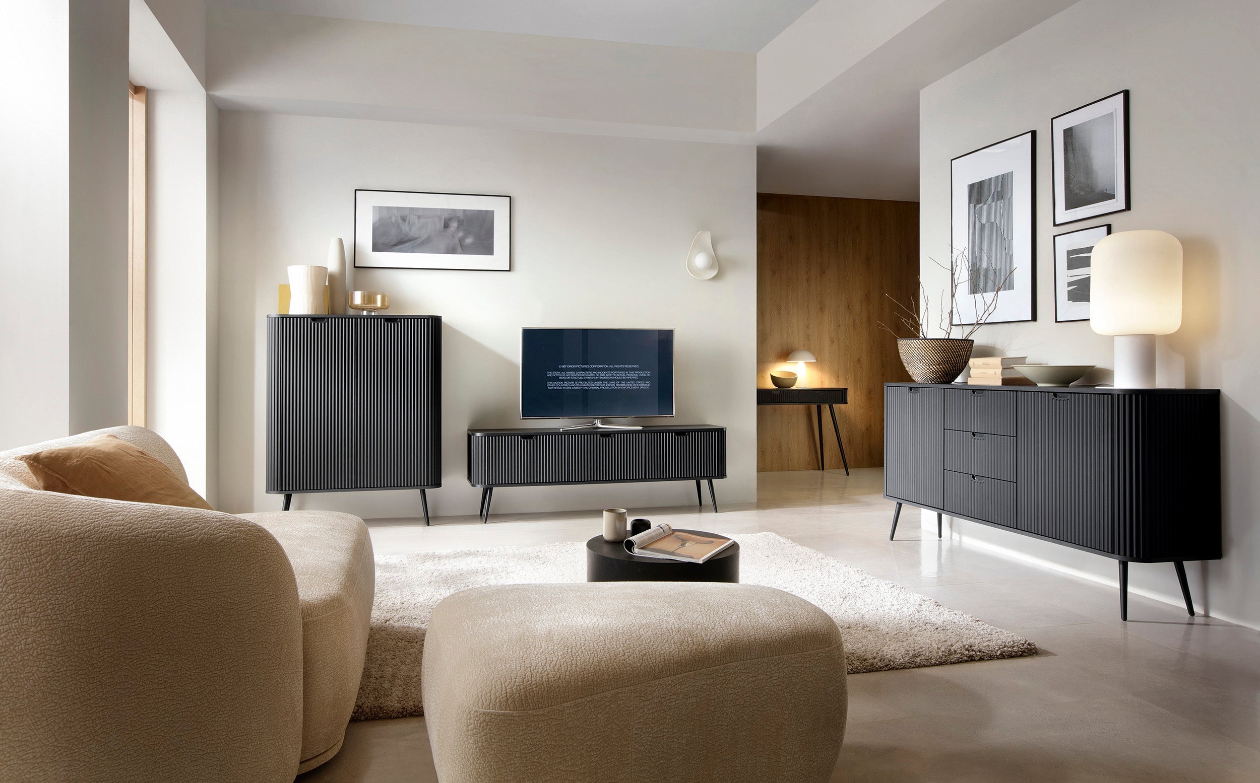 Meuble TV 3 portes avec pieds en métal Calisio 168x56 cm