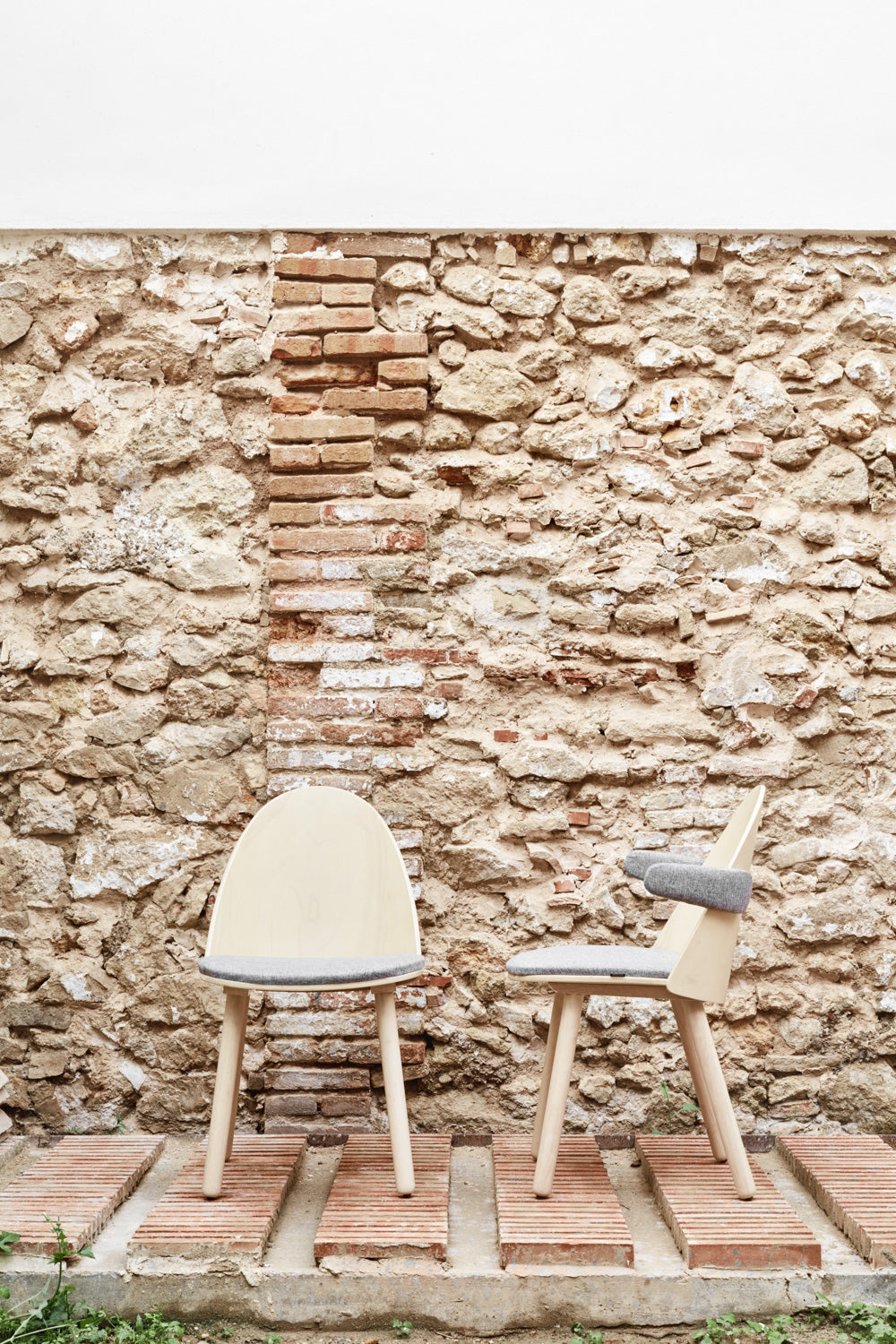 Lot de 2 chaises Uma en bois naturel et tissu gris clair 