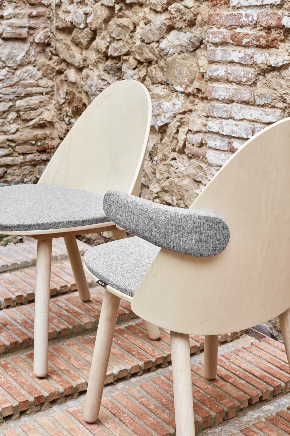 Lot de 2 chaises Uma en bois naturel et tissu gris clair 