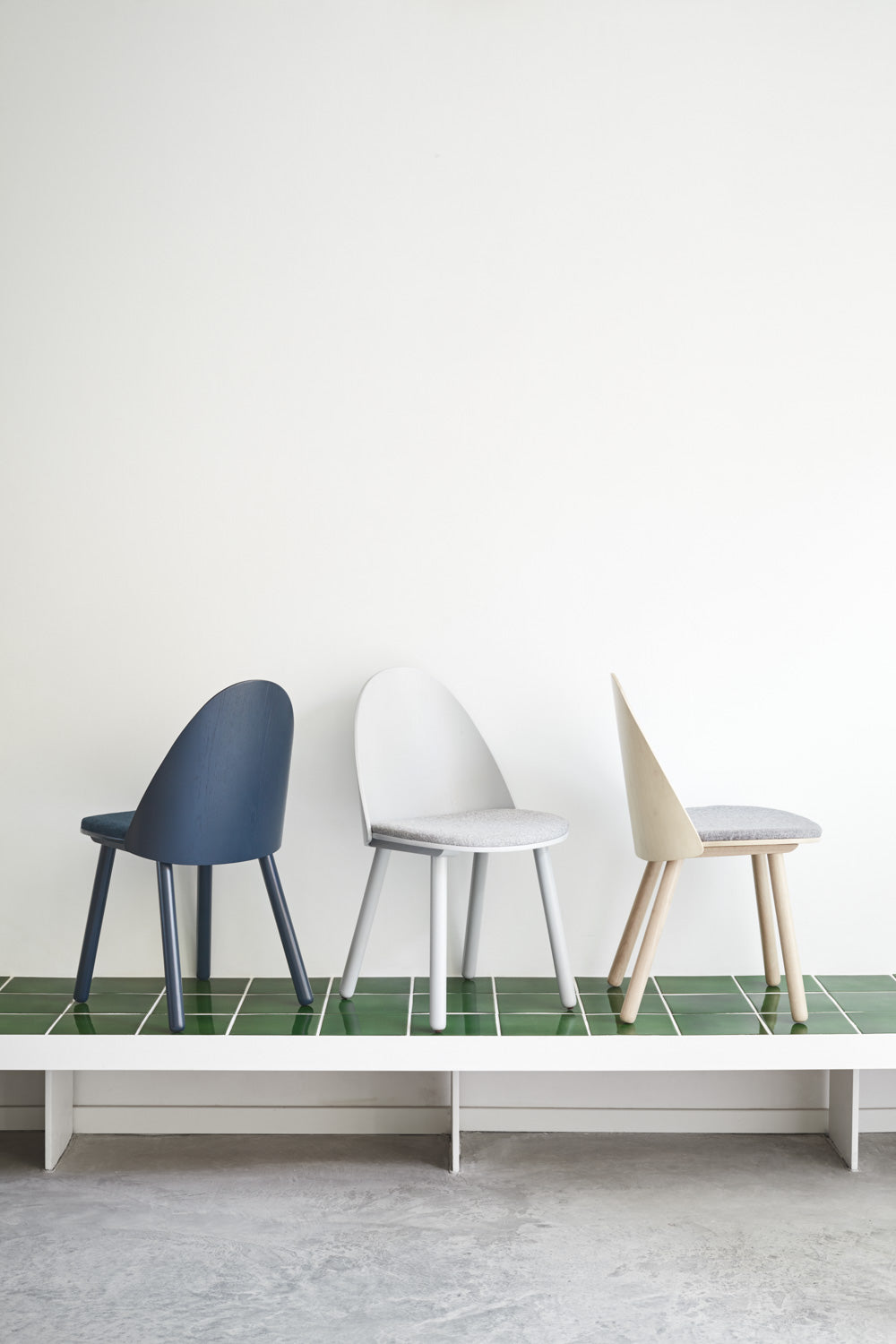 Lot de 2 chaises Uma en bois naturel et tissu gris clair 