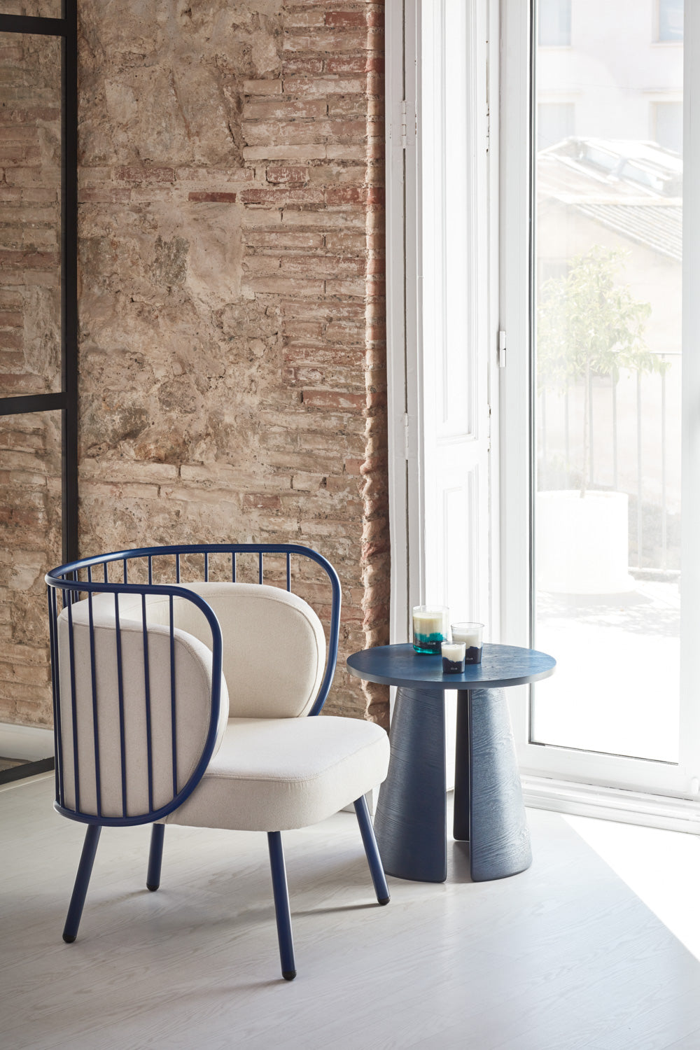 Fauteuil 67x83 h44 cm en tissu crème et structure en métal bleu 