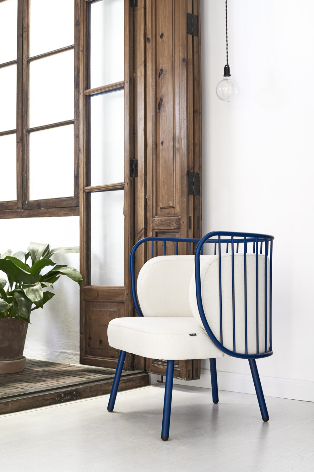 Fauteuil 67x83 h44 cm en tissu crème et structure en métal bleu 