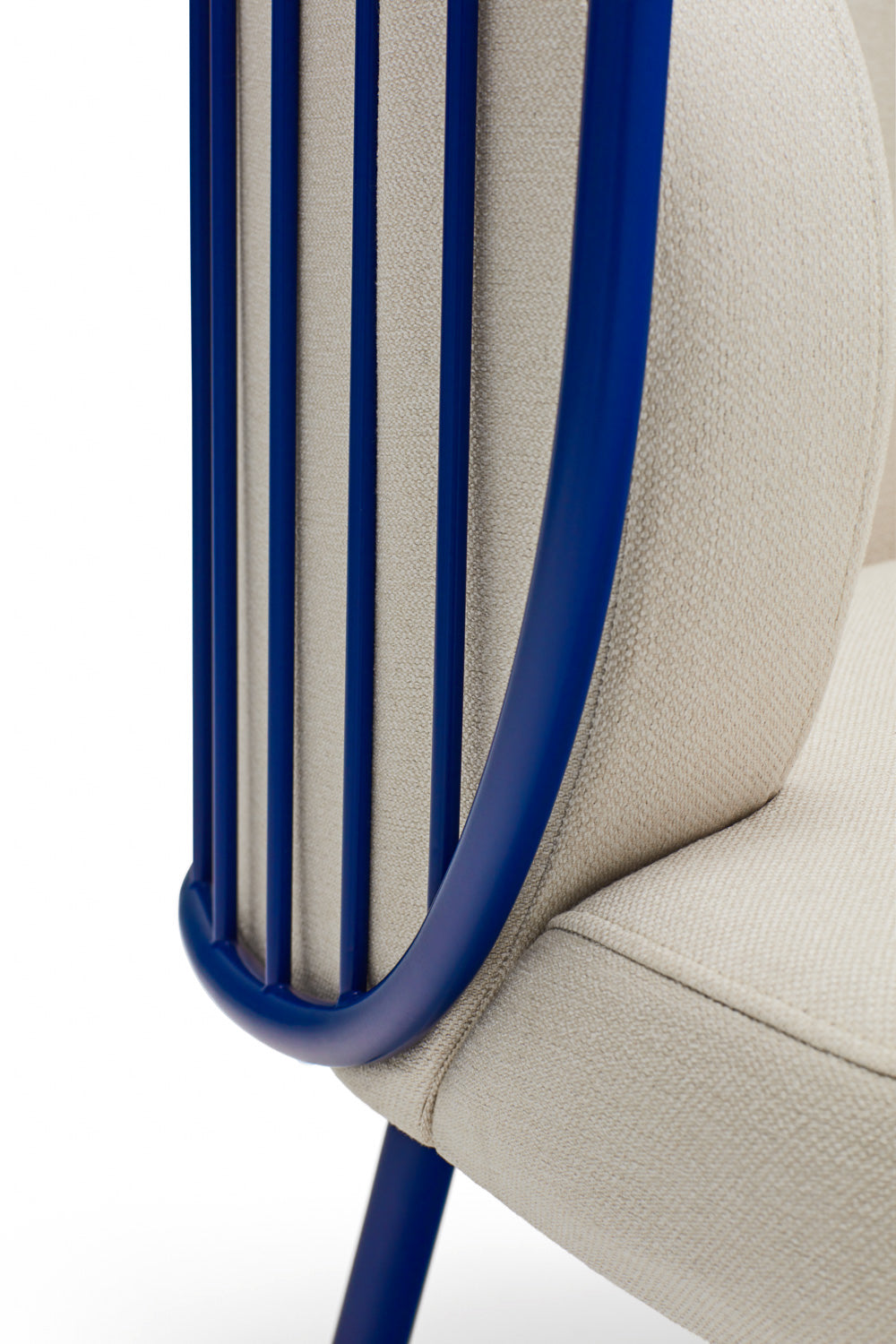 Fauteuil 67x83 h44 cm en tissu crème et structure en métal bleu 