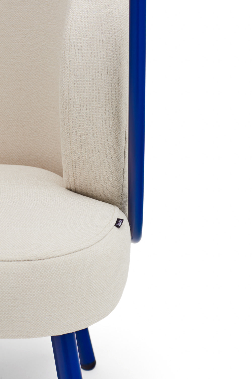 Fauteuil 67x83 h44 cm en tissu crème et structure en métal bleu 
