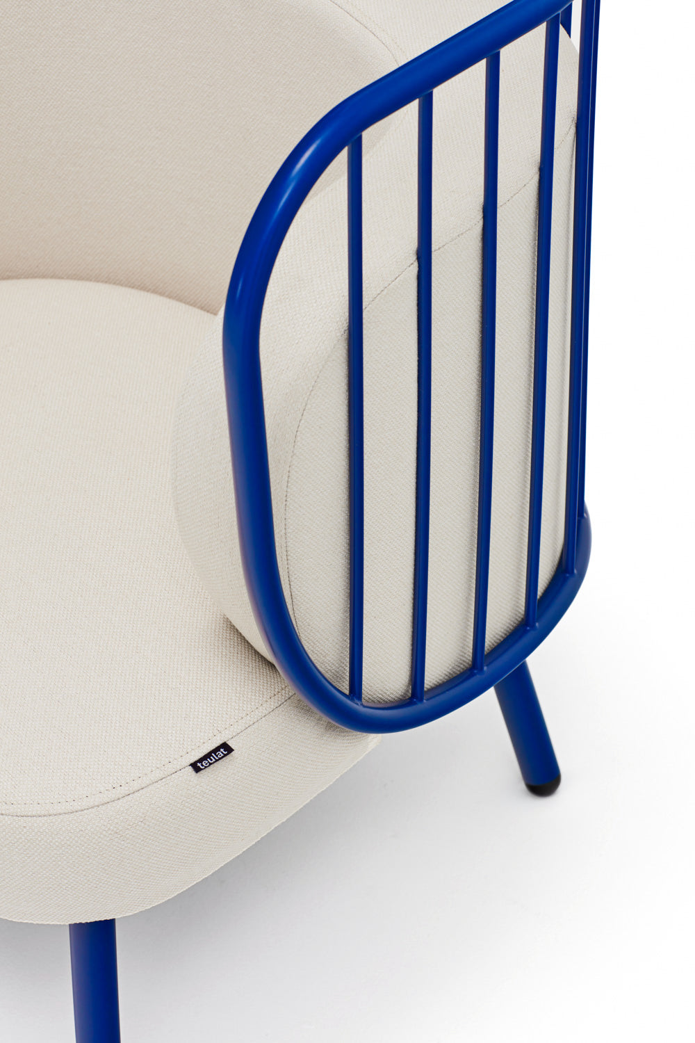 Fauteuil 67x83 h44 cm en tissu crème et structure en métal bleu 