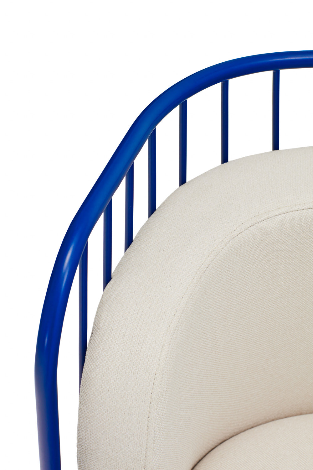 Fauteuil 67x83 h44 cm en tissu crème et structure en métal bleu 