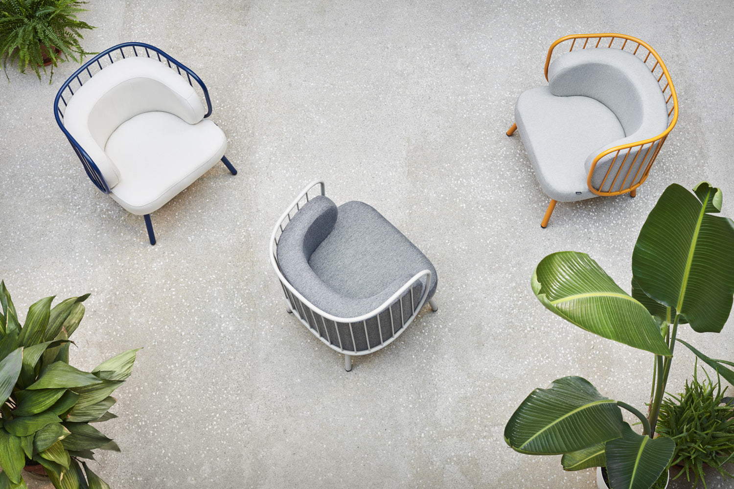 Fauteuil 67x83 h44 cm Nabi en tissu gris et structure en métal moutarde 