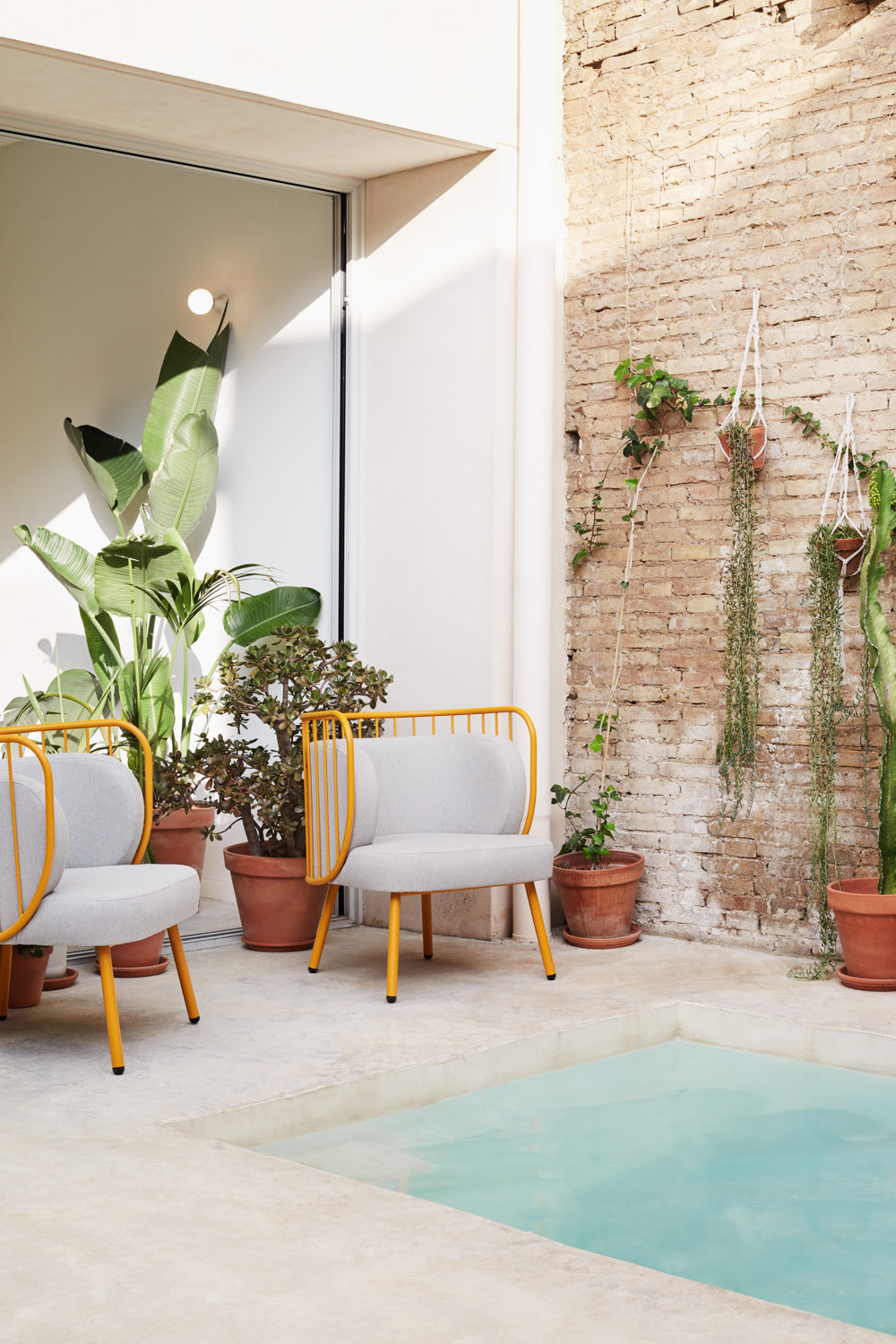 Fauteuil 67x83 h44 cm Nabi en tissu gris et structure en métal moutarde 