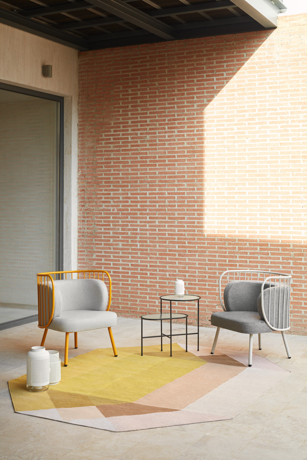 Fauteuil 67x83 h44 cm Nabi en tissu gris et structure en métal crème 