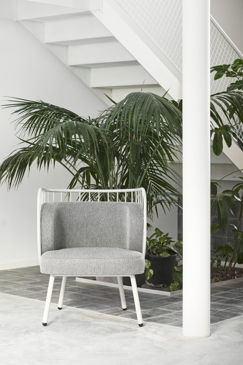 Fauteuil 67x83 h44 cm Nabi en tissu gris et structure en métal crème 