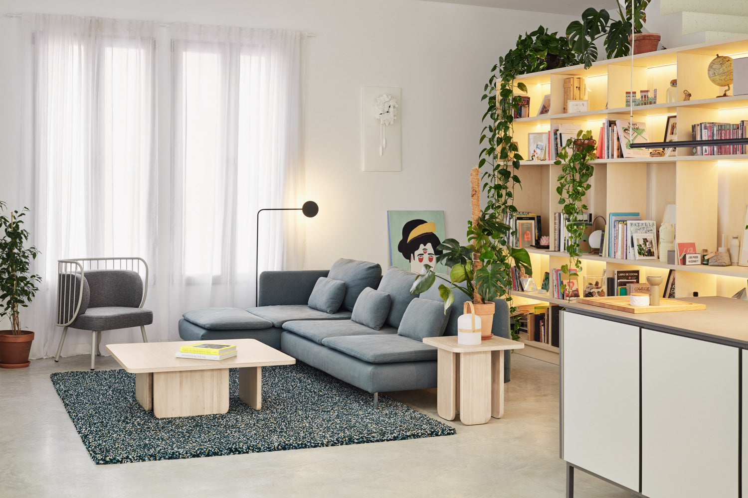 Fauteuil 67x83 h44 cm Nabi en tissu gris et structure en métal crème 