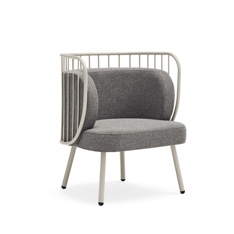 Fauteuil 67x83 h44 cm Nabi en tissu gris et structure en métal crème 