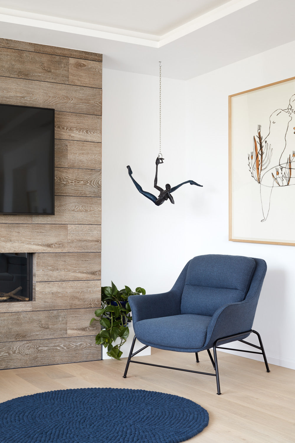 Fauteuil moderne Sadira avec accoudoirs en tissu bleu 