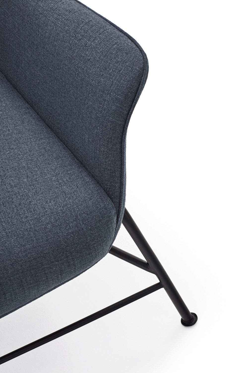Fauteuil moderne Sadira avec accoudoirs en tissu bleu 