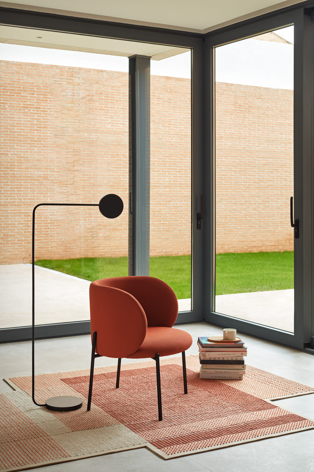 Fauteuil 66x74 h49 Mogi en tissu rouge avec structure en métal 