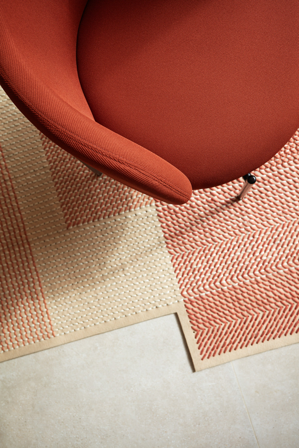 Fauteuil 66x74 h49 Mogi en tissu rouge avec structure en métal 