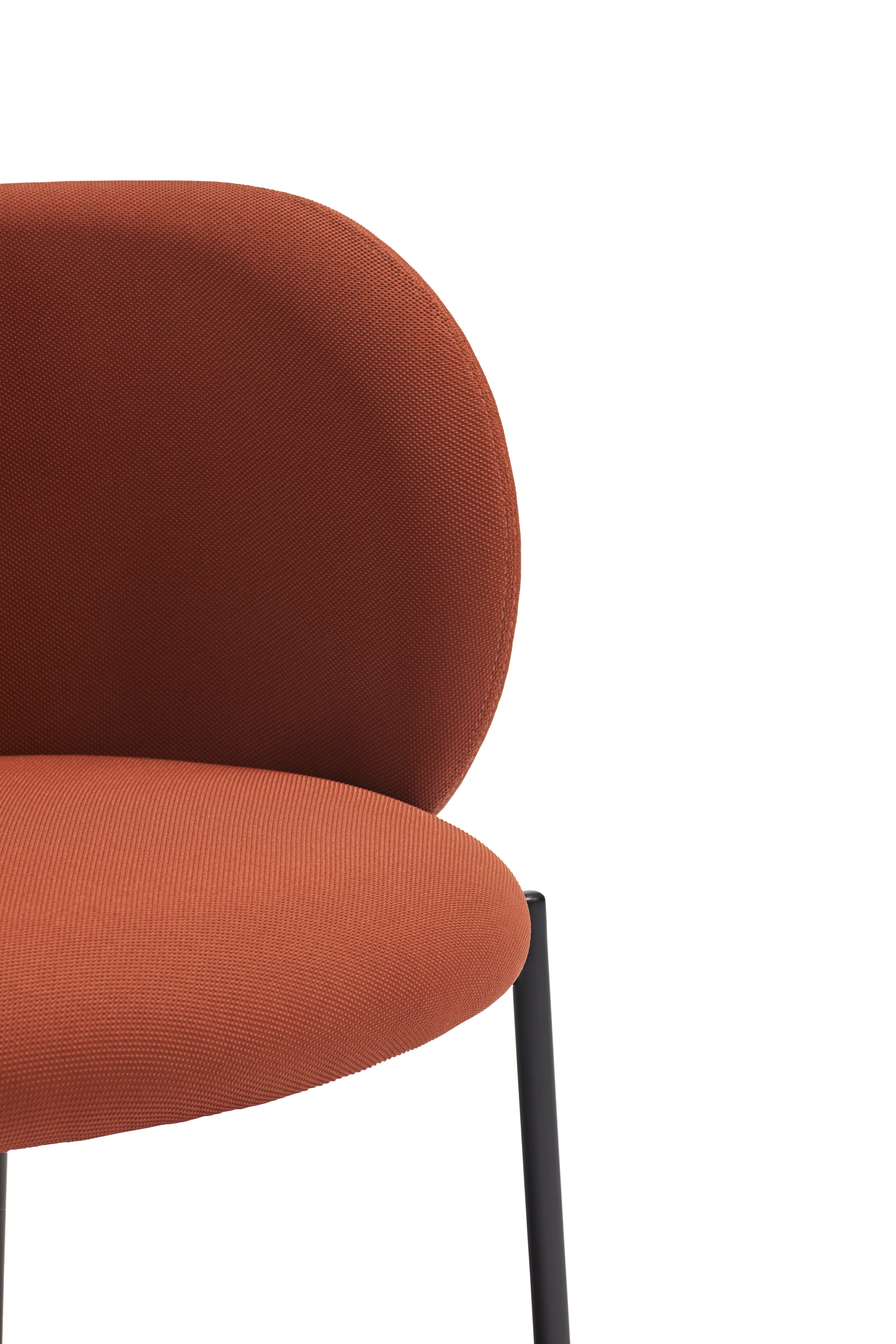 Fauteuil 66x74 h49 Mogi en tissu rouge avec structure en métal 