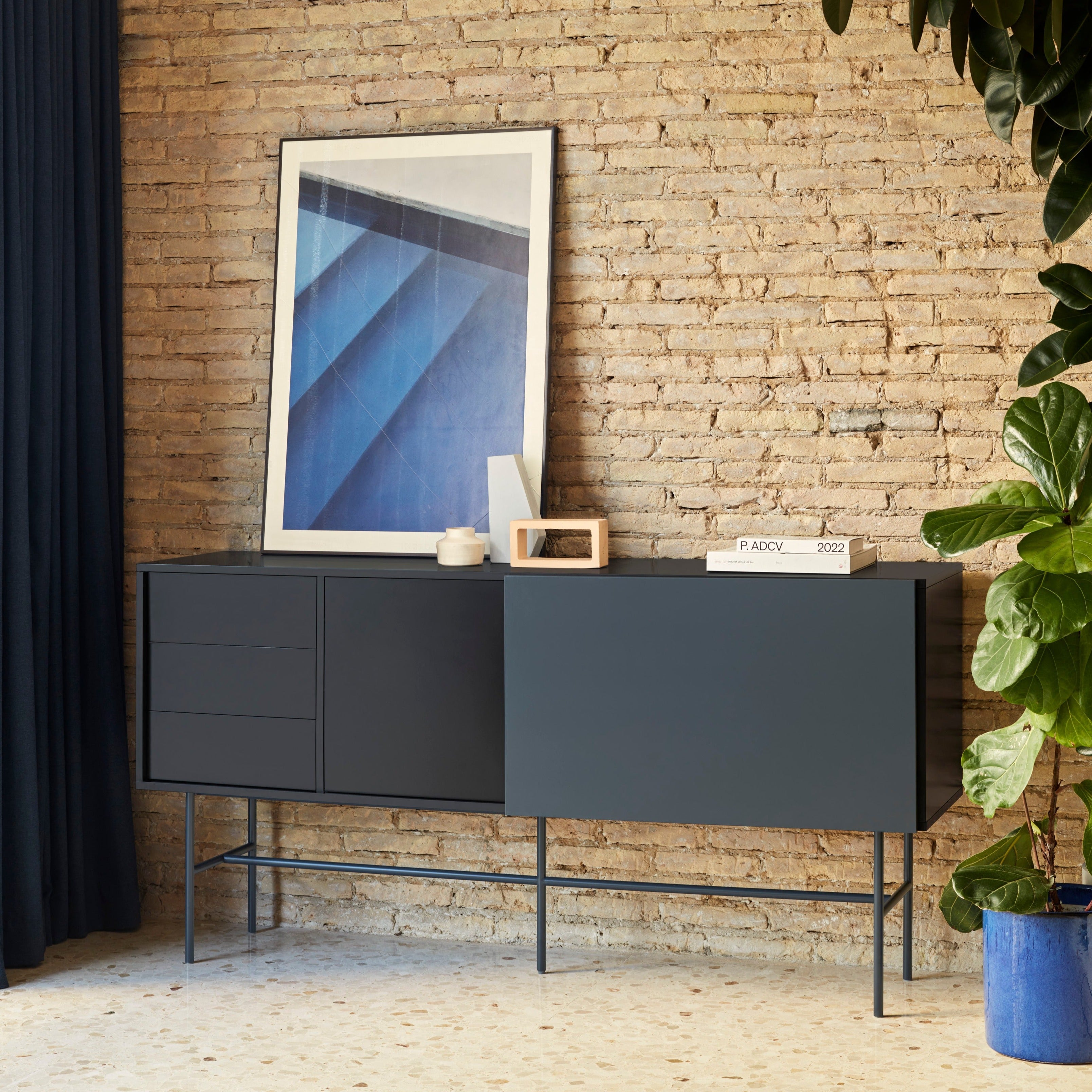 Buffet 3 tiroirs avec porte coulissante laquée noir et gris anthracite avec pied en fer Nube di Teulat 180x45cm