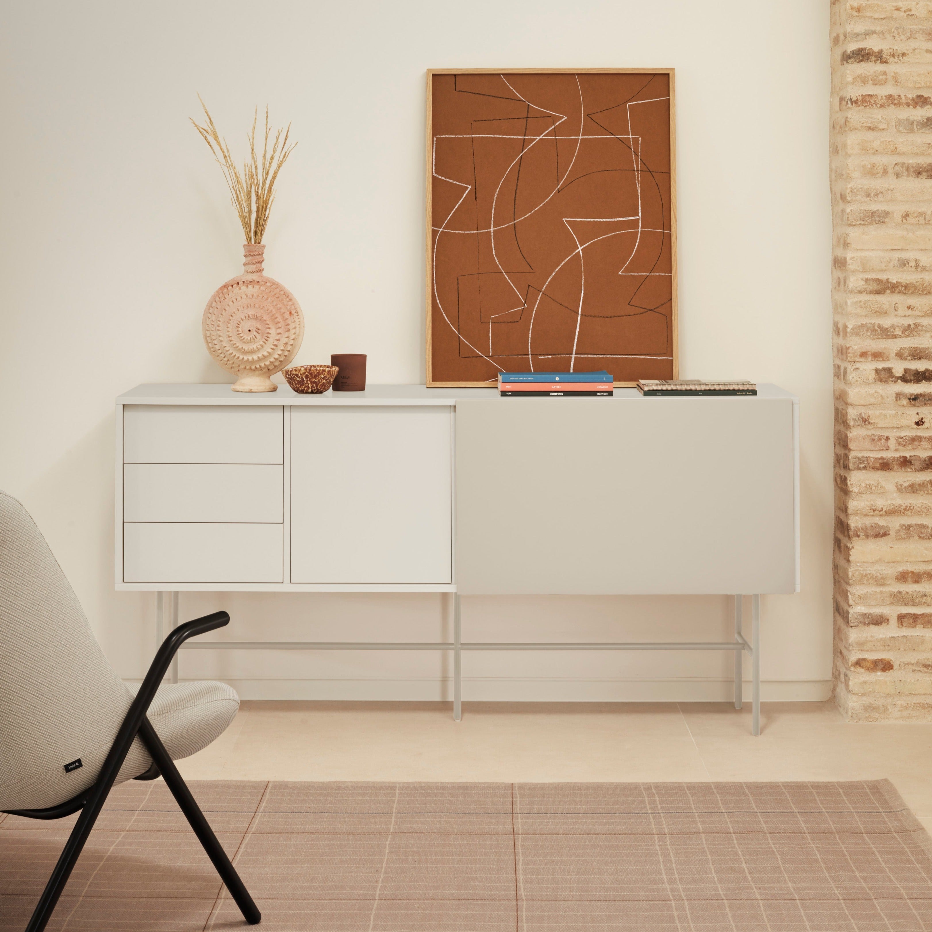 Buffet 3 tiroirs avec porte coulissante laquée crème et sable avec pied en fer Nube par Teulat 180x45cm