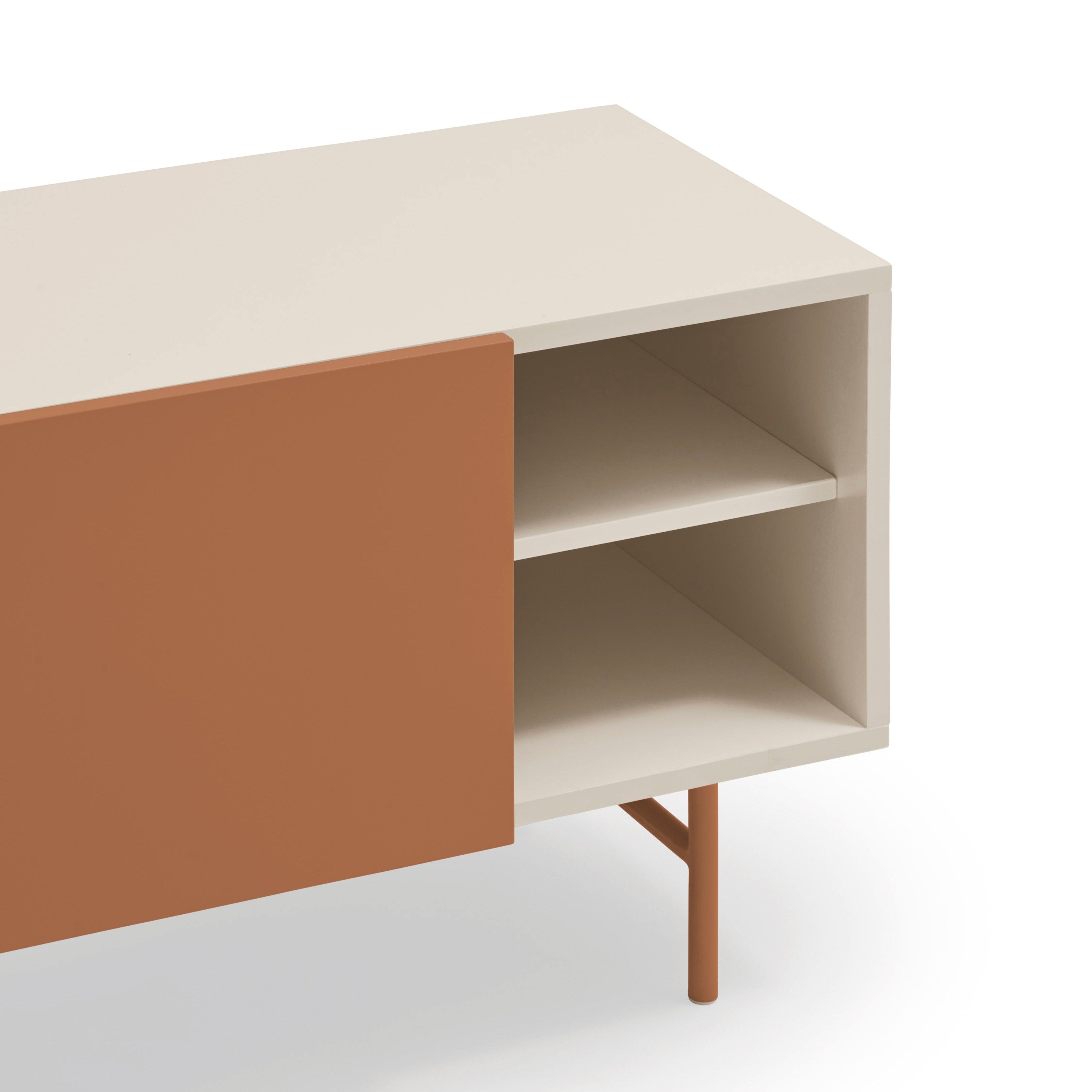 Meuble TV 2 portes et 2 tiroirs 180x56 cm Nube par Teulat laqué sable et terre cuite avec pied en fer 