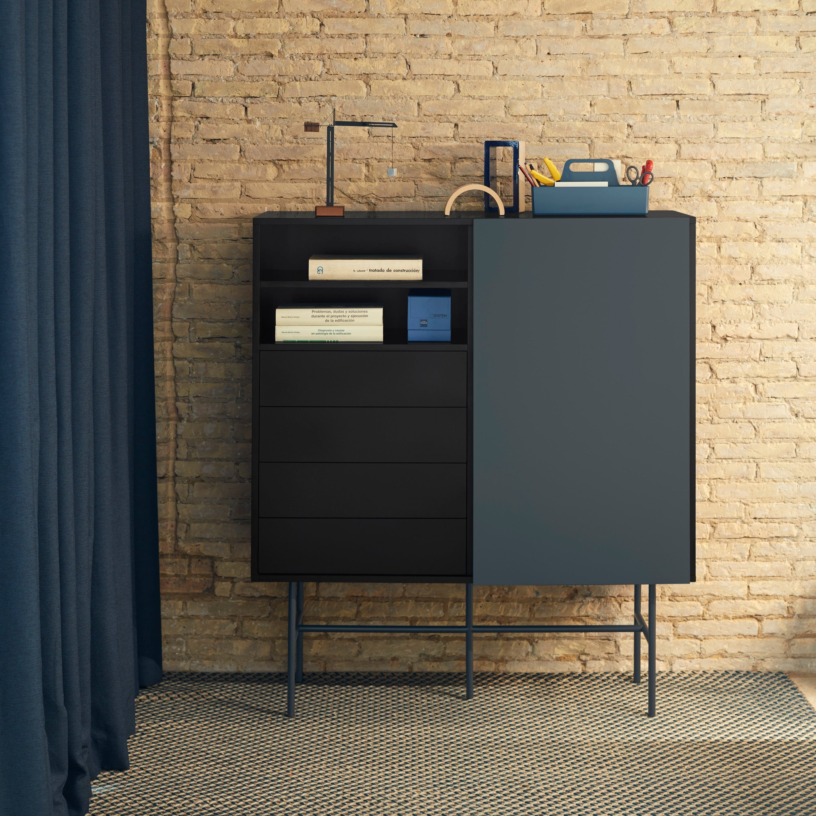 Buffet 4 tiroirs avec porte coulissante noir et gris anthracite Nube par Teulat 120x140 cm