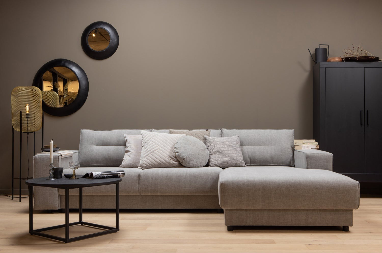 Specchio tondo in metallo nero Wolf 29x50 cm