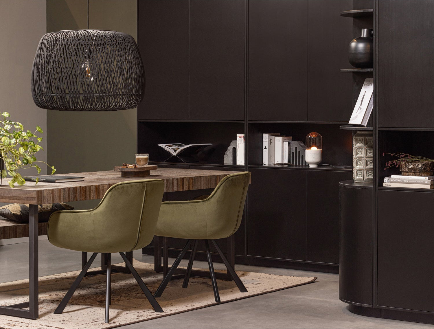 Credenza 4 ante in legno di pino nero Finca