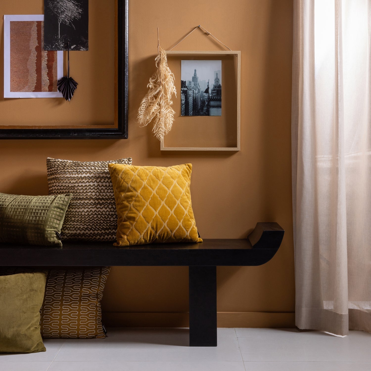 Cuscino con ricamo in ciniglia giallo Nima 40x60 cm