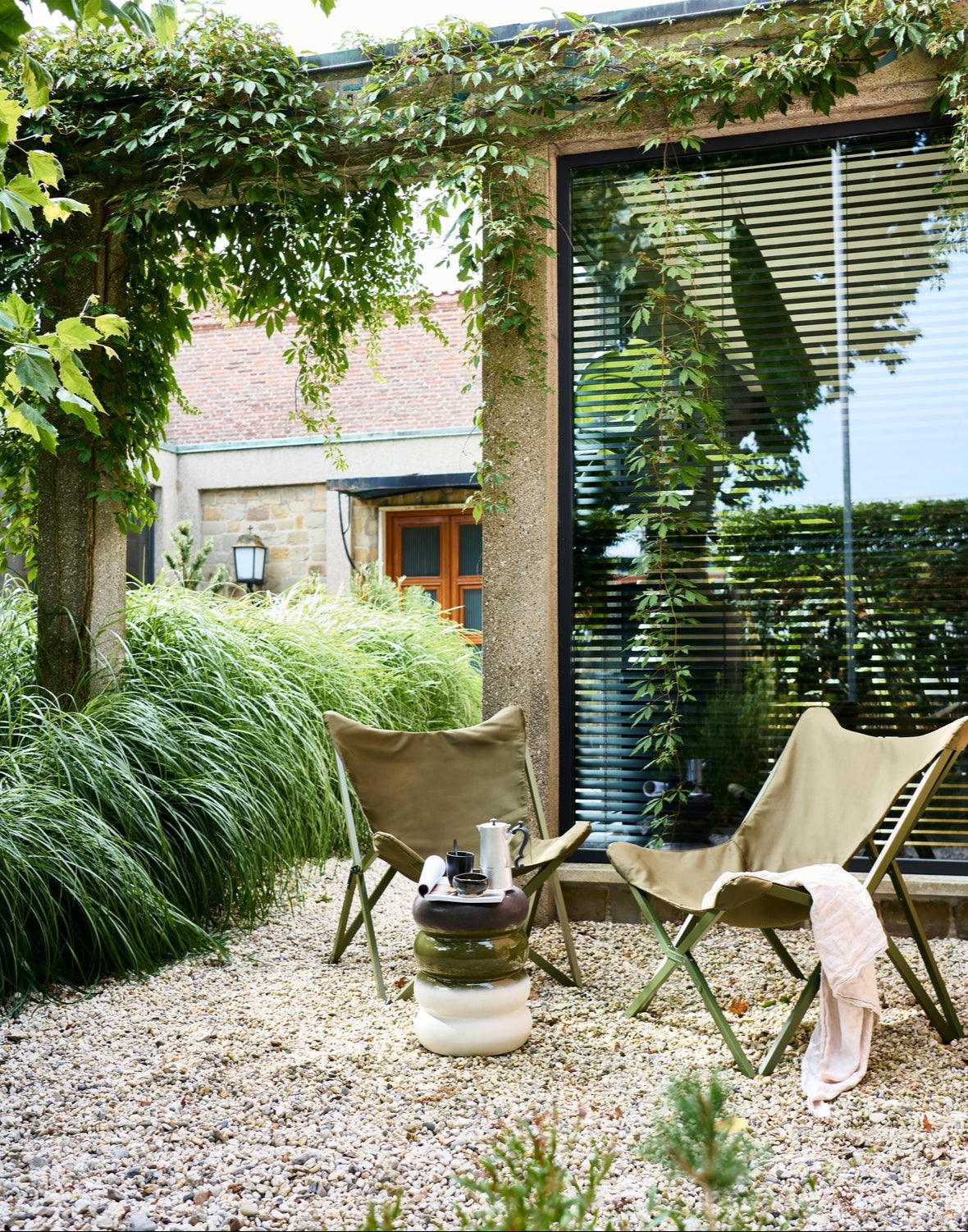 Tavolino curvo in ceramica Bulb 44x34 cm