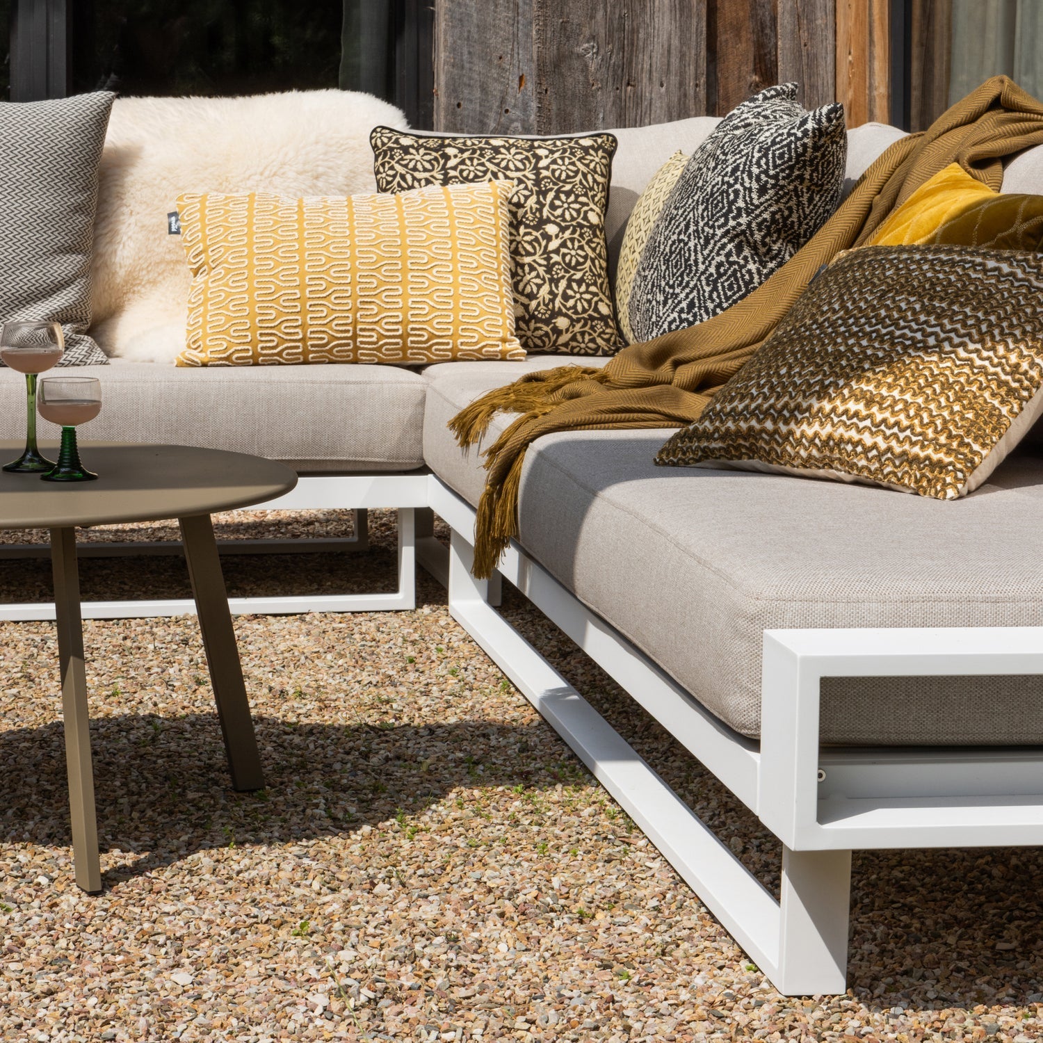 Cuscino con ricamo in ciniglia giallo Nima 40x60 cm