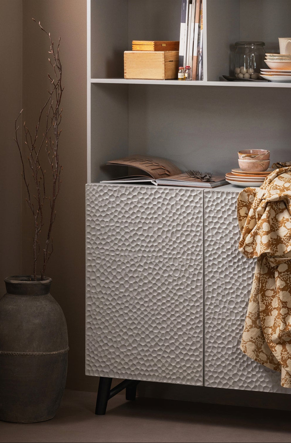 Credenza 2 ante in legno di mango grigio nebbia Carved 200x90 cm