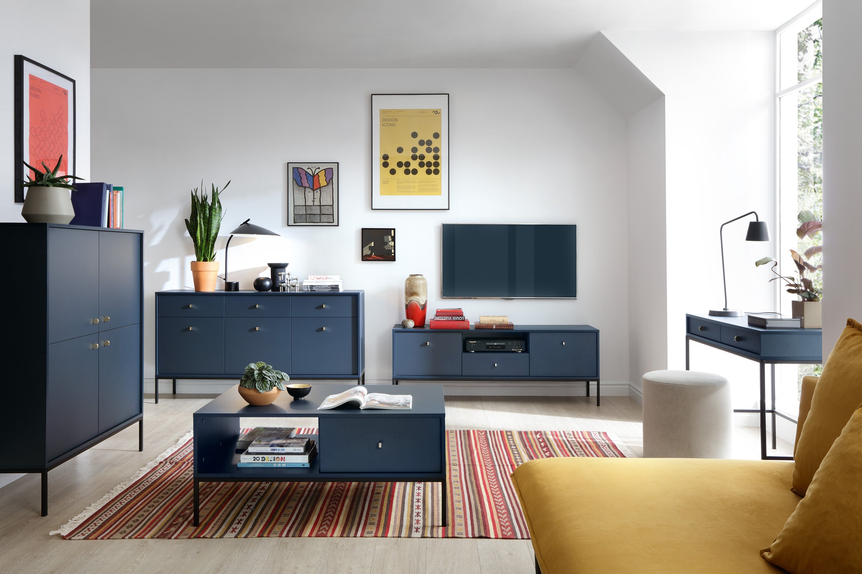 Meuble TV 2 portes 1 tiroir et pieds en bois laminé bleu Canterno 154x39 cm 